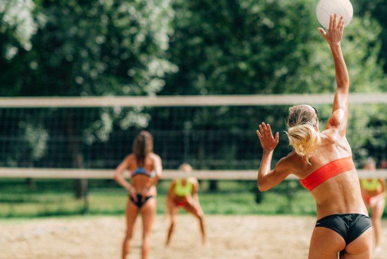 Sommer, Sonne, Strand: Beachvolleyball als Sommerhobby